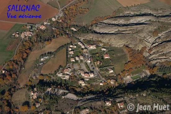 04068u7-salignac-vue-aerienne.jpg